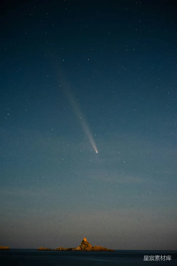 高清摄影 夜空中的彗星与岩石岛