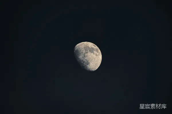 高清摄影 夜空中的半轮明月