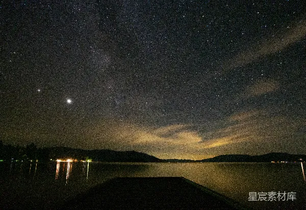 高清摄影 星河下的宁静湖景