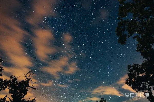 高清摄影 夜空下的星河与云朵