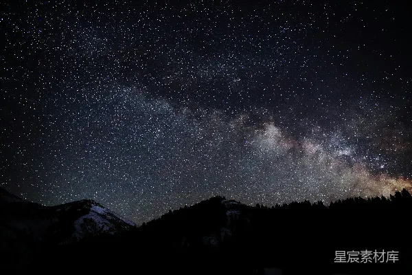 高清摄影 璀璨星河下的山峦剪影