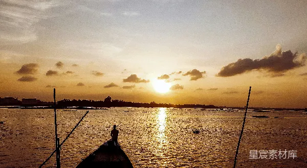 高清摄影 夕阳下的独木舟
