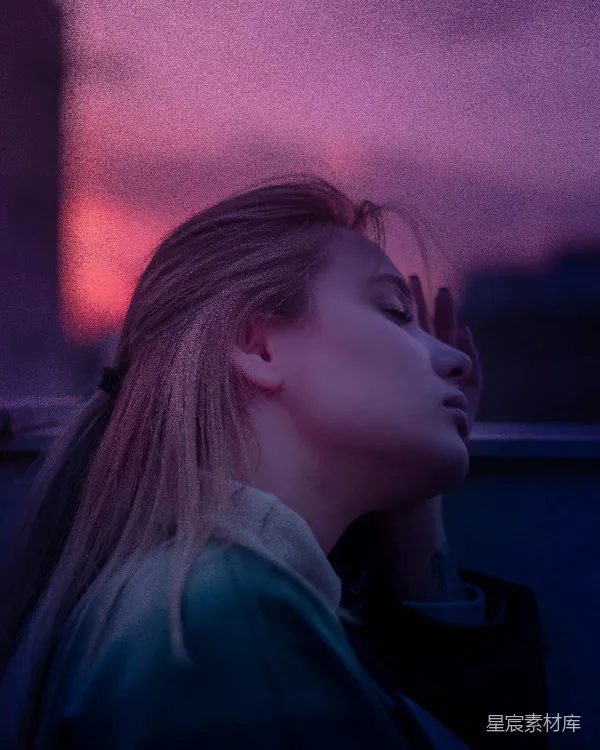 高清摄影 梦幻紫色调下的沉思女孩