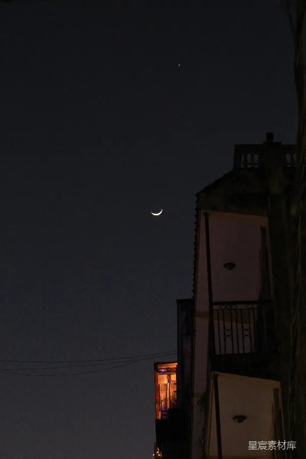 高清摄影 夜空中的新月与建筑剪影