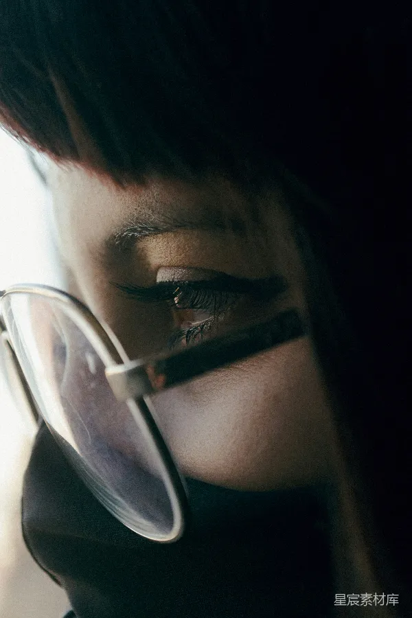 高清摄影 深邃的眼镜女孩