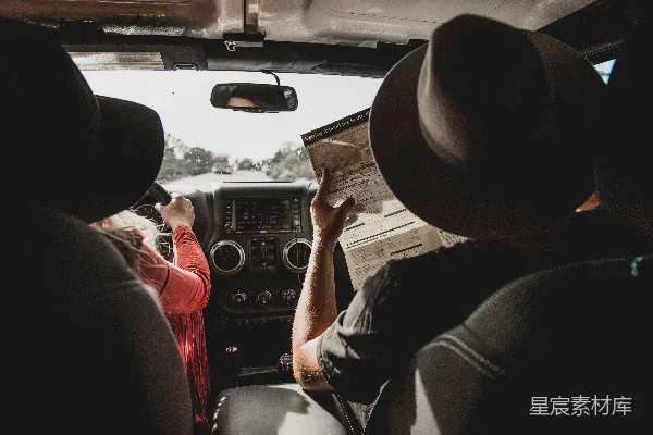 高清摄影 旅途中查看地图的旅行者