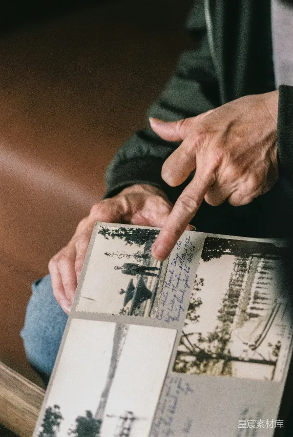 高清摄影 怀旧时光：老人翻阅旧照片