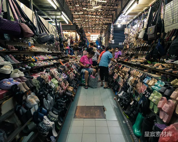 高清摄影 繁忙的市场鞋店