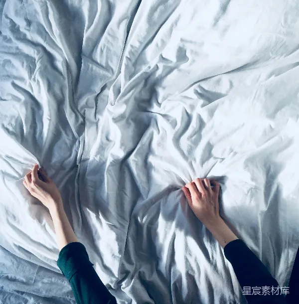 高清摄影 早晨的床铺与手