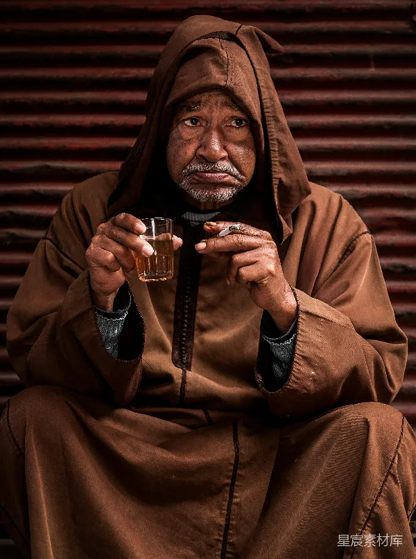 高清摄影 街头的老者：茶与烟的午后时光
