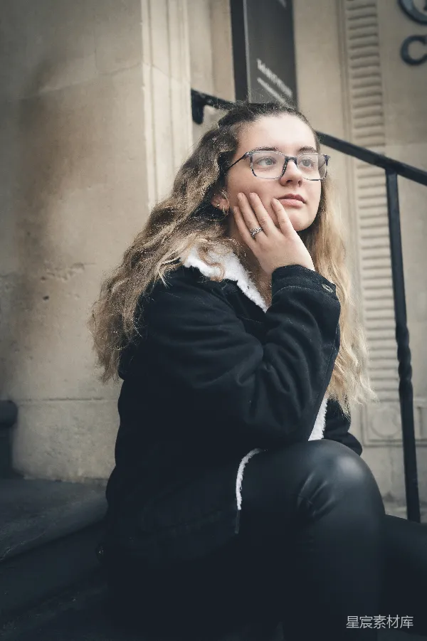 高清摄影 沉思中的年轻女孩