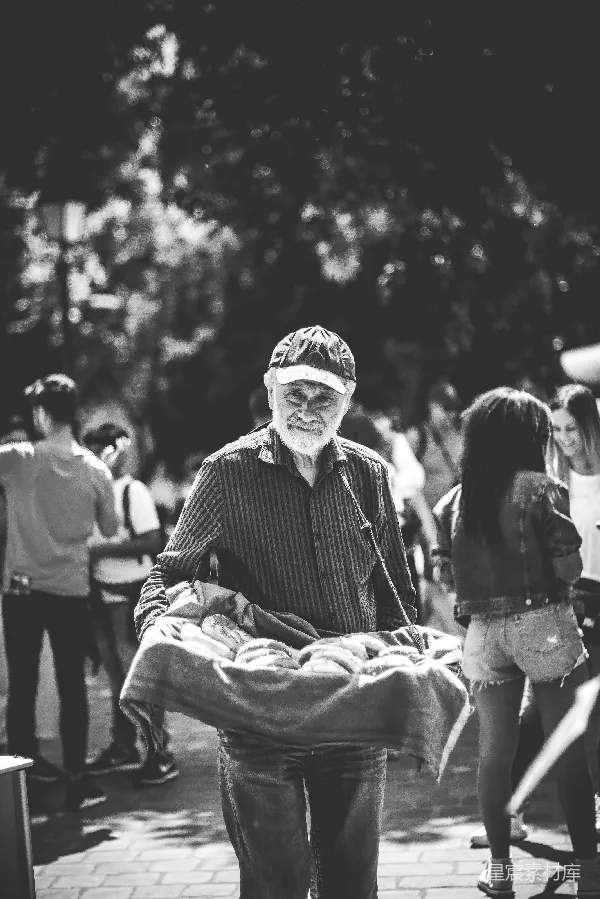 高清摄影 市场上的面包摊主