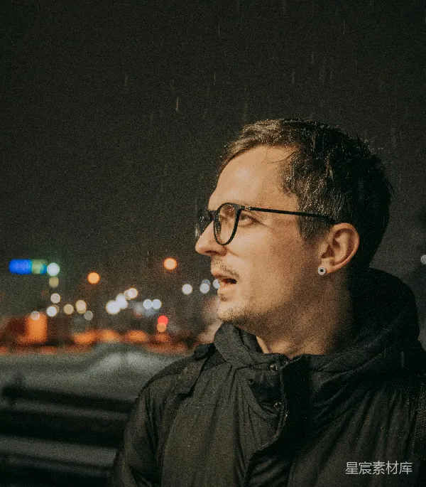 高清摄影 雨夜的沉思者