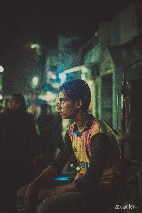 高清摄影 夜市中的少年