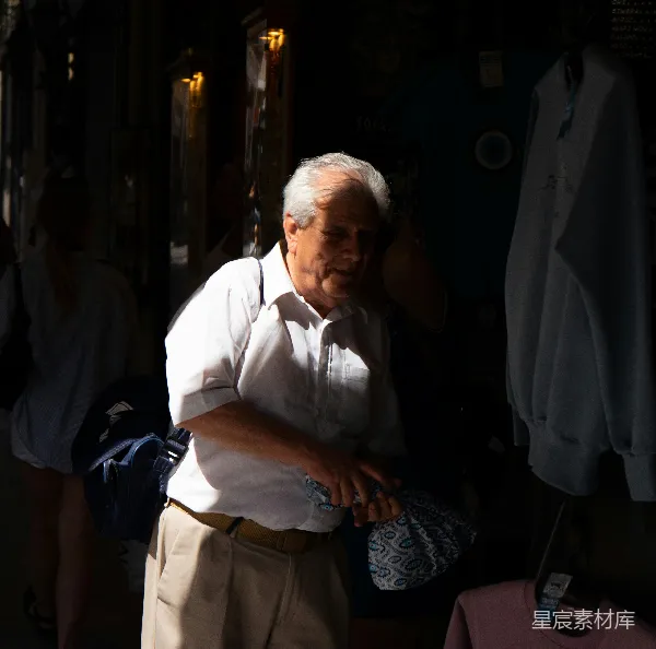 高清摄影 阳光下的老者