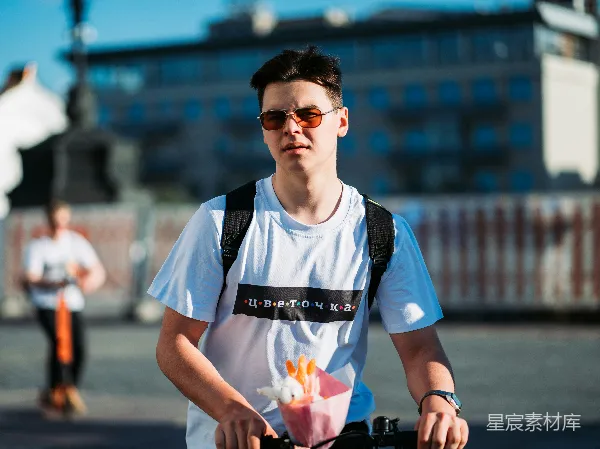 高清摄影 阳光下的城市街头骑行者