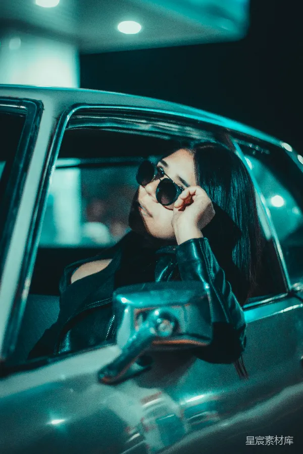 高清摄影 夜晚车内的神秘女子