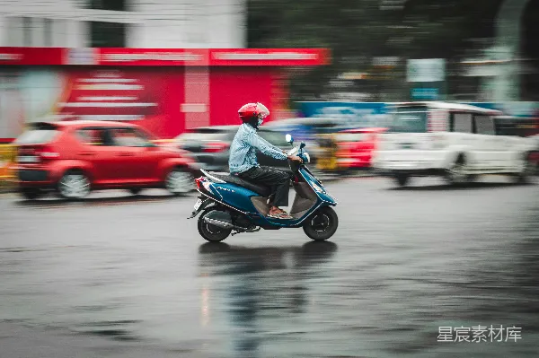 高清摄影 雨中疾驰的摩托车
