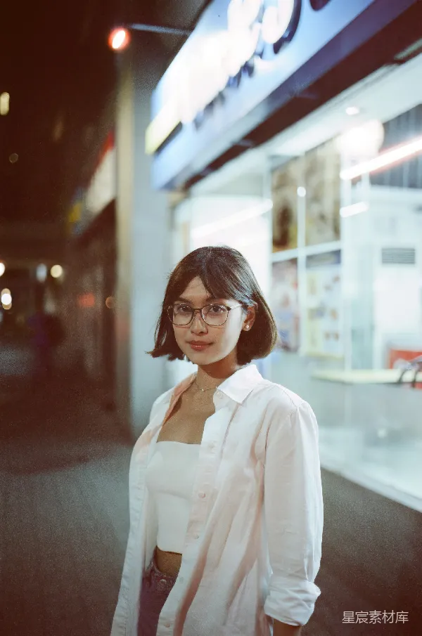 高清摄影 现代都市夜景中的年轻女性