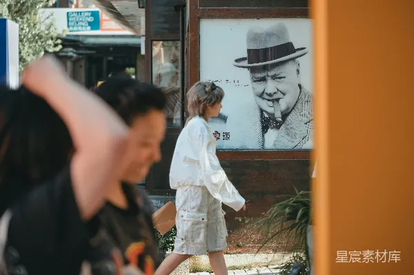 高清摄影 街头偶遇历史名人的海报