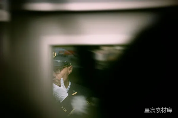 高清摄影 地铁站台的守望者
