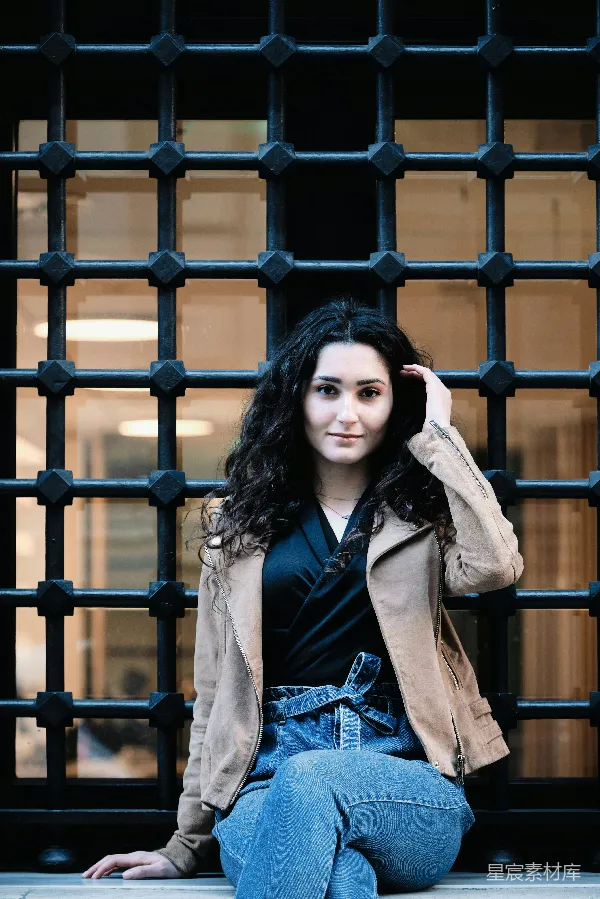 高清摄影 铁栅栏前的优雅女子