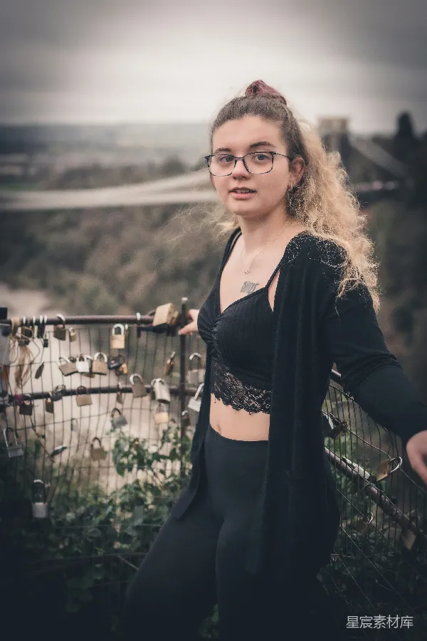 高清摄影 青春的回忆：桥边的少女