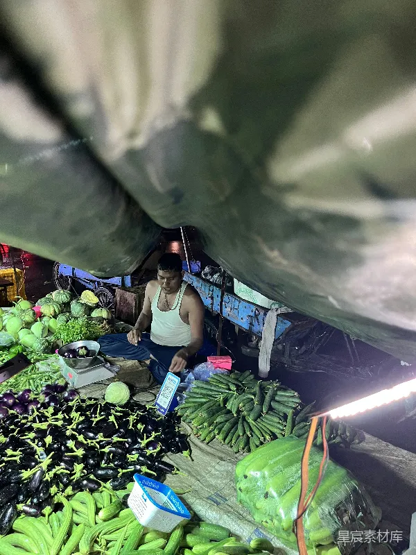 高清摄影 夜市摊上的蔬菜商贩