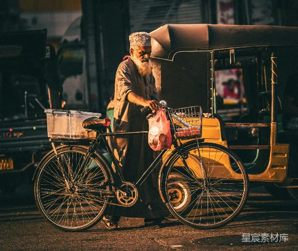 高清摄影 街边的三轮车与老者