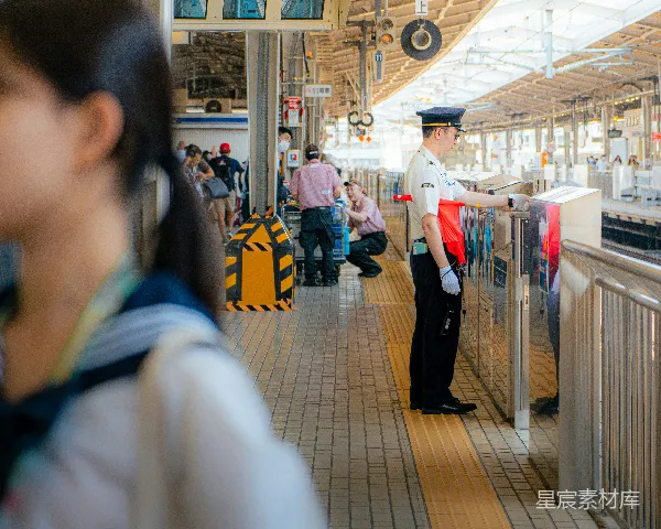 高清摄影 车站工作人员在检票口工作