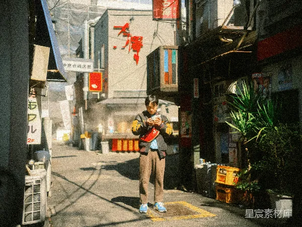 高清摄影 阳光下的街角独行者