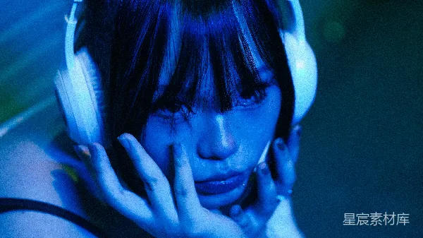 高清摄影 蓝调耳机女孩