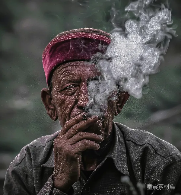 高清摄影 烟雾中的老人