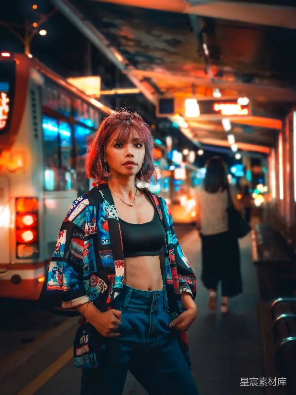 高清摄影 夜市霓虹下的时尚女孩