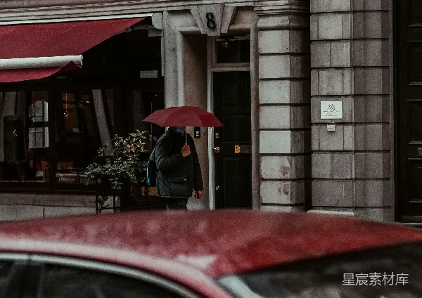 高清摄影 雨中撑伞的人
