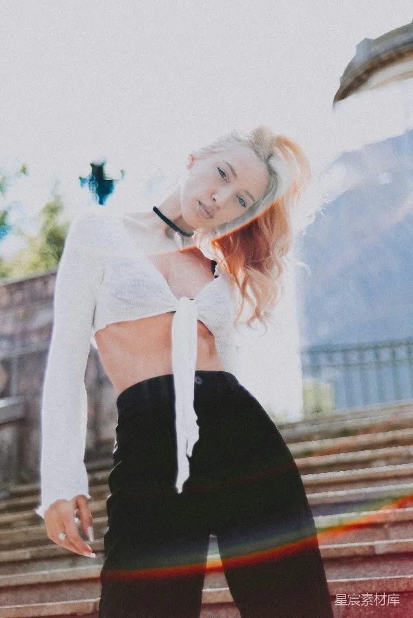 高清摄影 时尚街拍：现代女性的自信与优雅