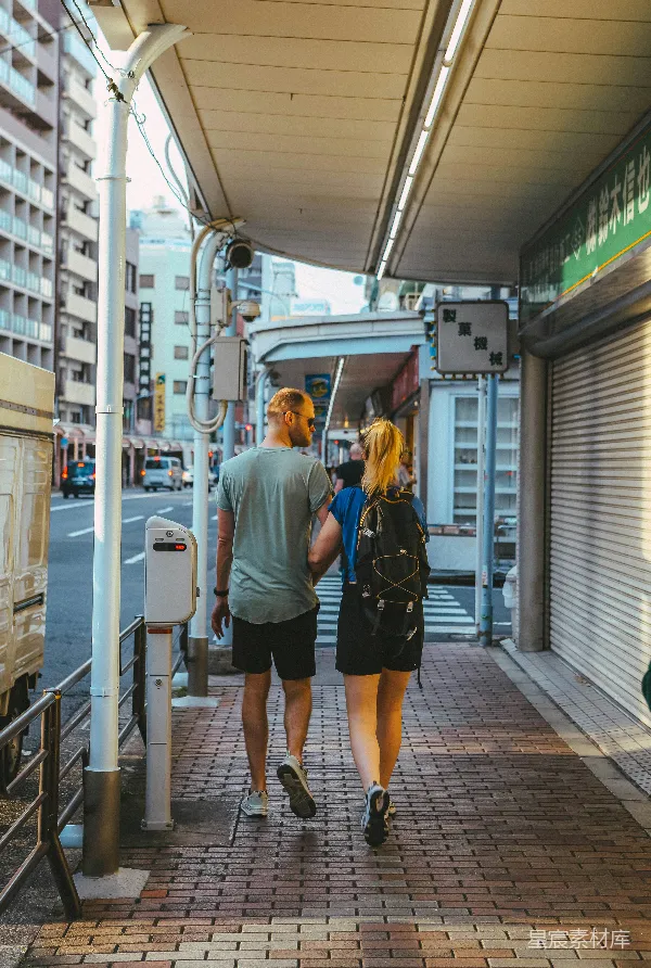 高清摄影 城市街头的旅人