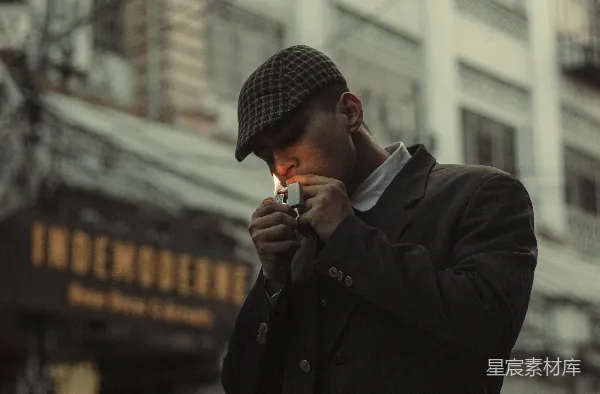高清摄影 复古街头的点烟人