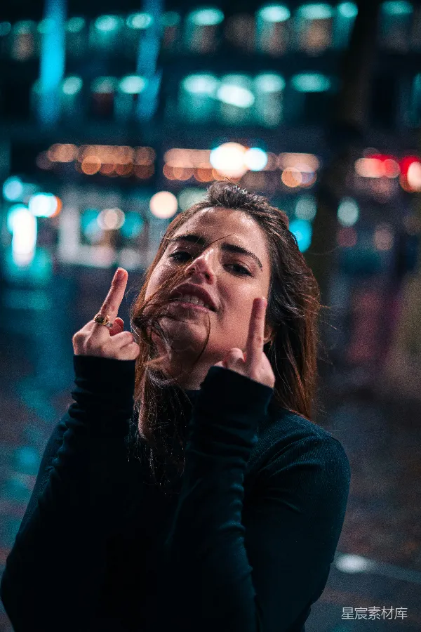 高清摄影 城市夜景中的自信女性