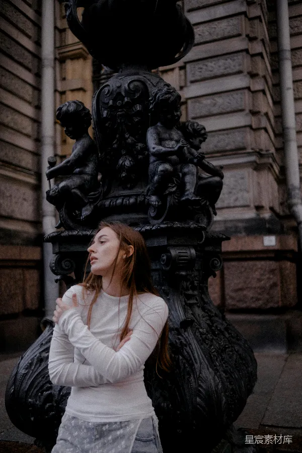 高清摄影 复古雕像前的红发女子