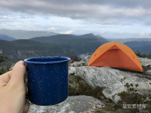 高清摄影 山顶露营，手捧茶杯