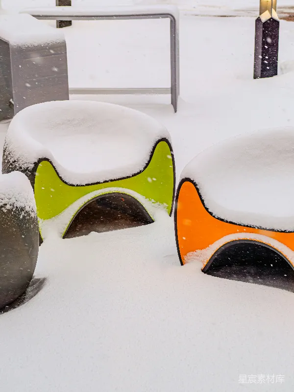 高清摄影 雪地中的彩色座椅