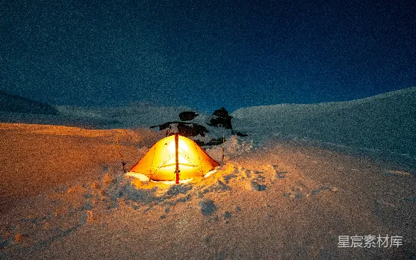 高清摄影 雪夜中的温暖帐篷