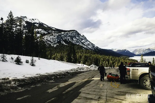 高清摄影 冬日山间公路旁的旅行者