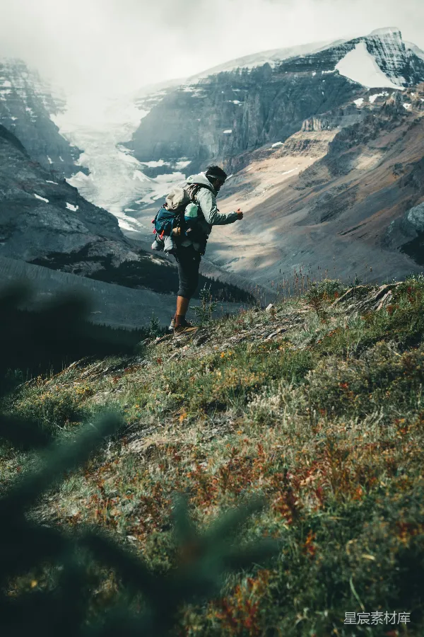 高清摄影 徒步登山者在壮丽山景前
