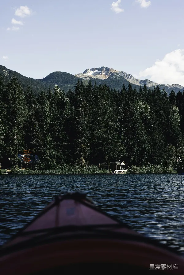 高清摄影 湖边的独木舟与远处的山景