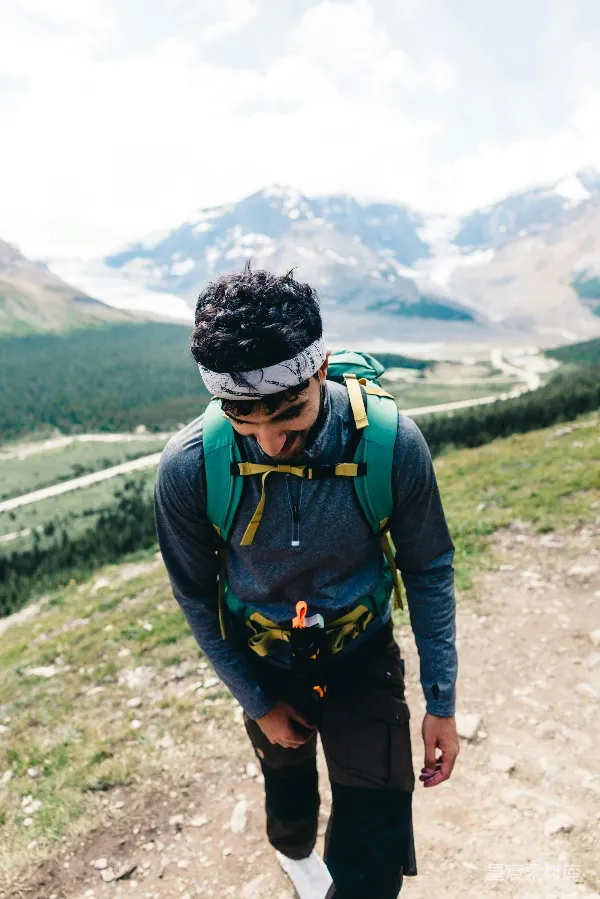 高清摄影 登山者在山间休息