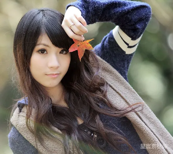 元素素材 秋日里的落叶与女孩
