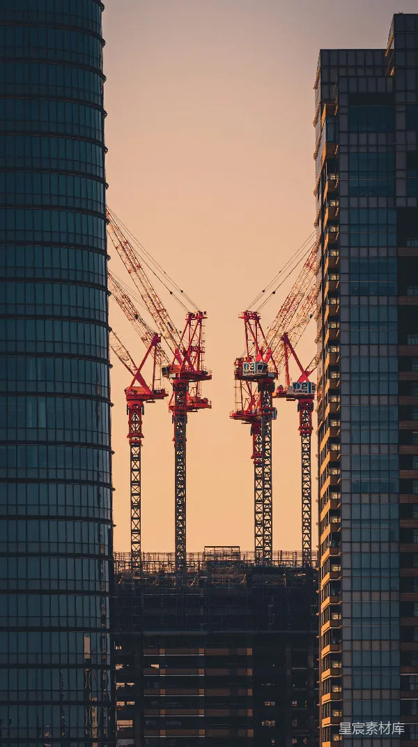 高清摄影 城市的建造者：日落时分的起重机