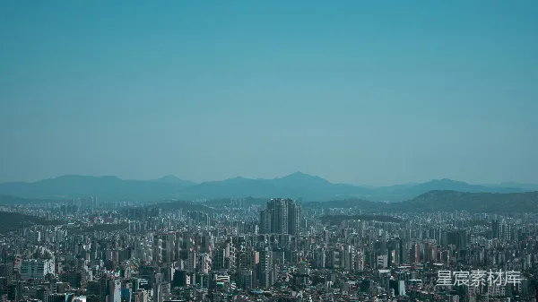 高清摄影 城市与山峦的和谐共存